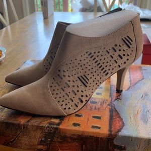 NWT Bella Vita Darlene Almond Suede Booties Size 8